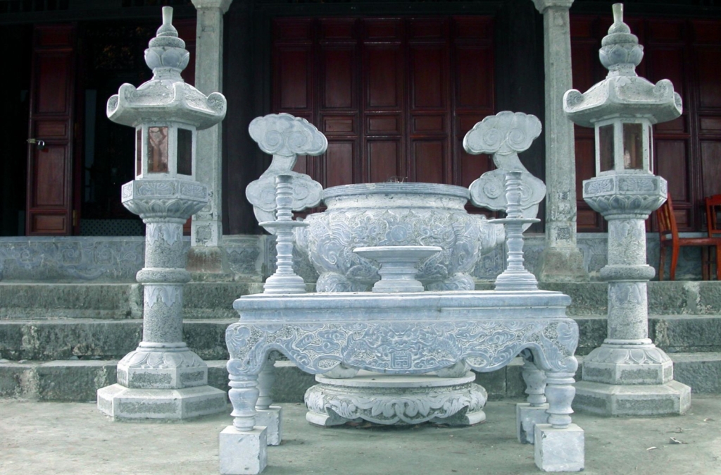 Những vật dụng như đèn, lư hương, và bàn thờ đá