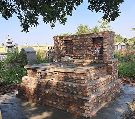 Mộ gạch màu nâu đất mộc mạc